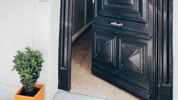 A dark wooden door with the number 47, a white mailbox, and a small potted plant. - ALICANTE CENTER APART THE PENTHOUSE WITH TERRACE (Alicante (Alacant))