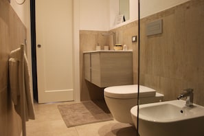 Douche, sèche-cheveux, bidet, serviettes fournies