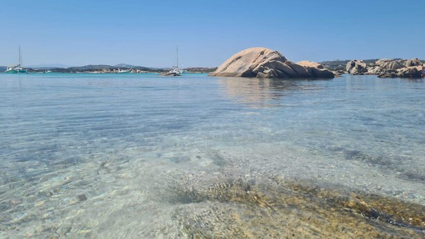 A clear coastal area with rocky formations and boats in the water. - VILLA BIANCA LOFT COMPLEX 1 (La Maddalena)