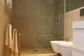 Shower, hair dryer, bidet, towels - WHITE VILLA COMPLEX - LOFT N2 (La Maddalena)