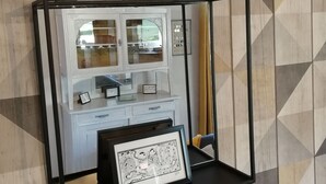 A framed artwork on a black shelf against a geometric patterned wall. - Frehel: country holiday homes - 4 rooms - 1/6 persons (Frehel)