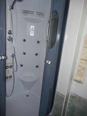 Double Room, 1 Queen Bed | Bathroom