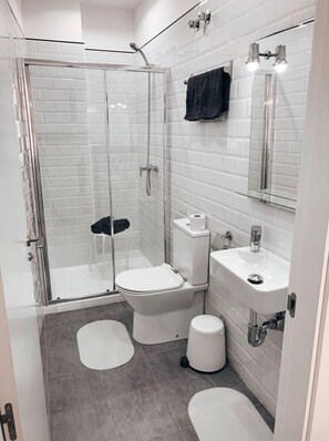 Een haardroger, handdoeken, zeep, toiletpapier