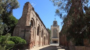 Un'antica chiesa con un campanile e finestre ad arco.