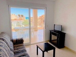 Una televisión, una mesa de tenis de mesa