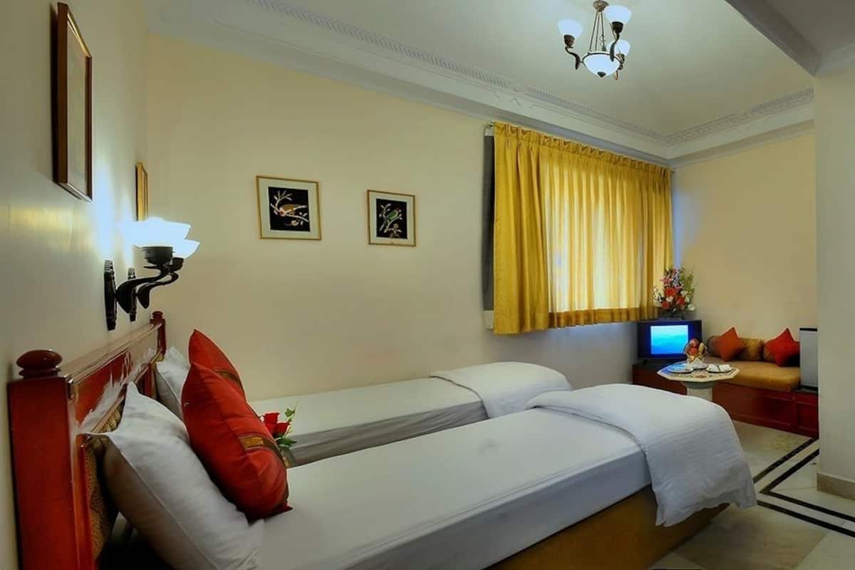 Deluxe-Zimmer, 1 King-Bett, Poolblick | Schallisolierte Zimmer, Bügeleisen/Bügelbrett, Zustellbetten