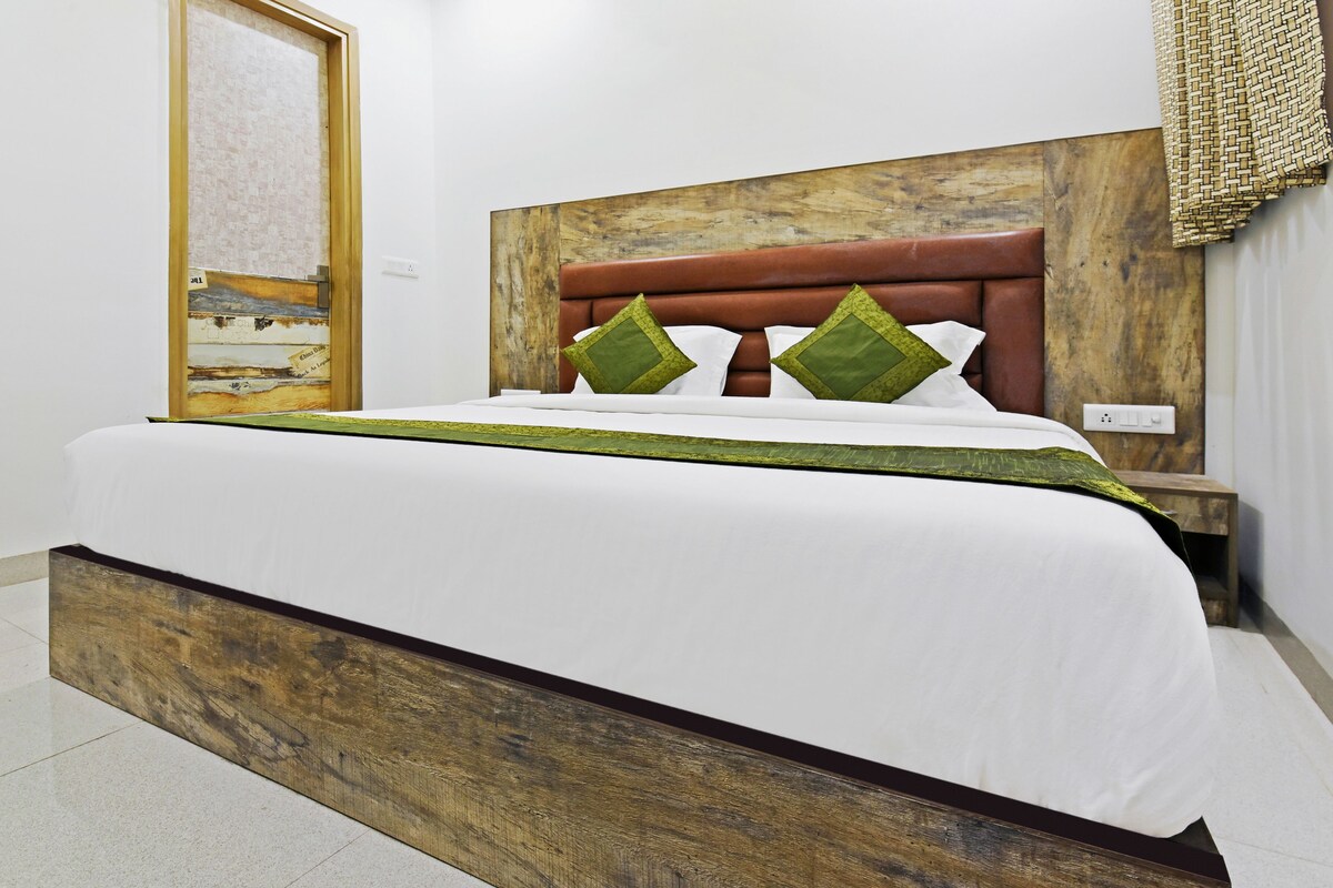 Basic Room, 1 Queen Bed | Iron/ironing board, rollaway beds, free WiFi, bed sheets