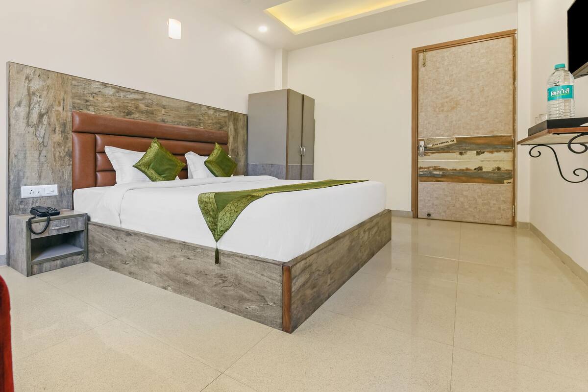 Standard Room, 1 King Bed | Iron/ironing board, rollaway beds, free WiFi, bed sheets