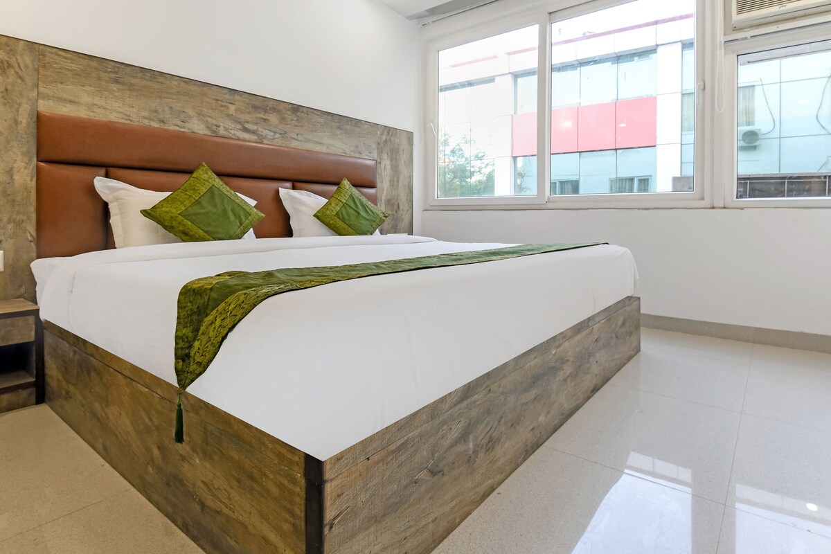 Deluxe Room, 1 King Bed | Iron/ironing board, rollaway beds, free WiFi, bed sheets