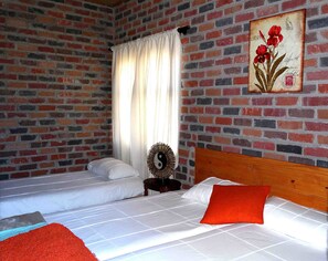 Cortinas blackout, tabla de planchar con plancha y wifi gratis 