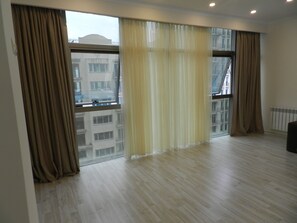 Laptop workspace, soundproofing, iron/ironing board, free WiFi - Subtropic Apartments (Batumi)