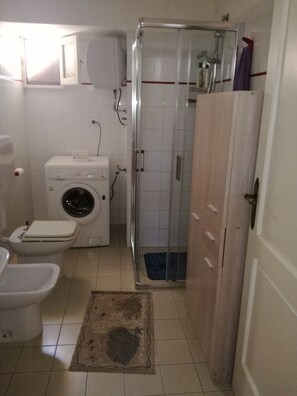 Dusche, Haartrockner, Bidet, Handtücher