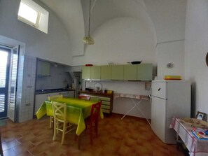 Kühlschrank, Ofen, Herdplatte, Wasserkocher mit Kaffee-/Teezubehör