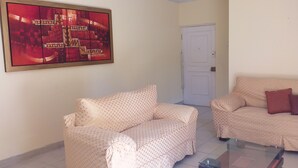 Departamento clásico, 2 camas matrimoniales | Área de sala de estar | Televisión de pantalla plana 