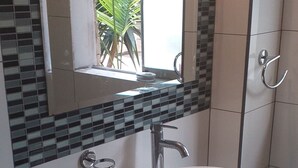 Departamento clásico, 2 camas matrimoniales | Baño | Regadera, toallas, jabón, shampoo 