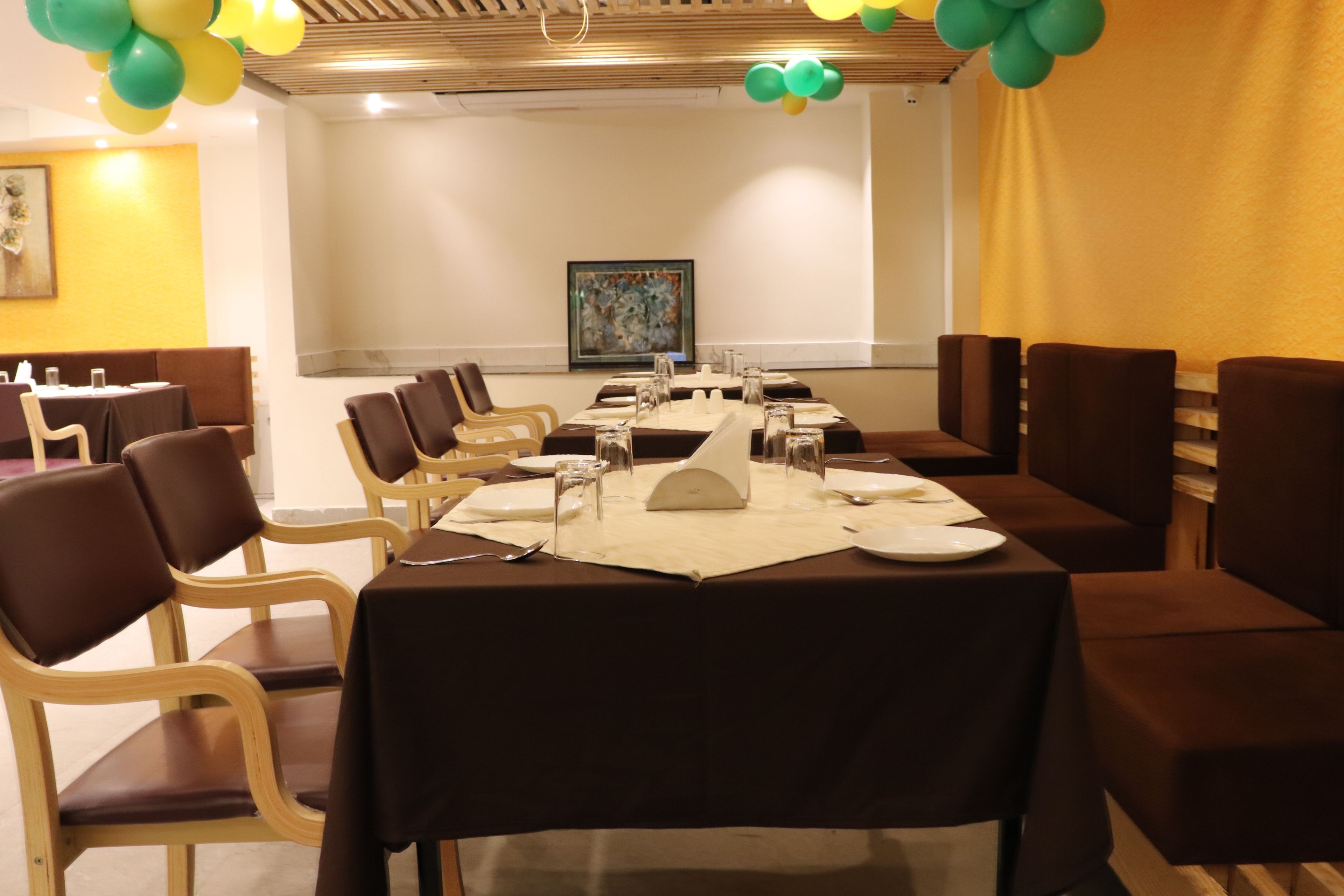 Un salón de conferencias con una larga mesa dispuesta para una reunión, rodeado de sillas.