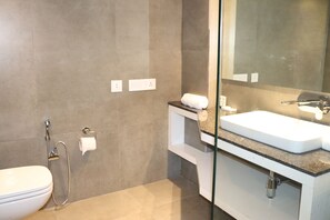 Shower, free toiletries, towels - Hotel Le Amor (Kota)