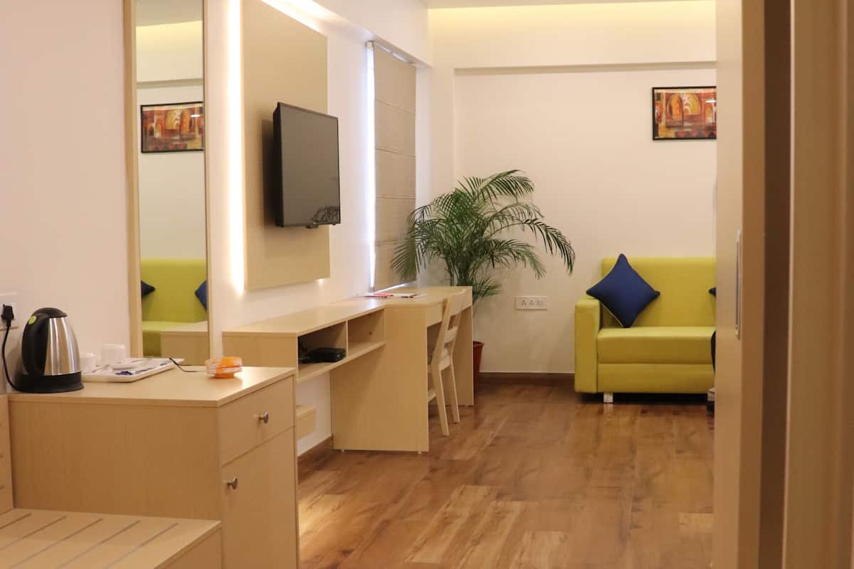 Family Room, 1 King Bed | WiFi (free)