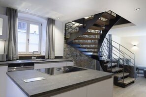 Ullakkohuoneisto (STIERHALTER) | Yksityinen keittiö | Täysikokoinen jääkaappi, mikroaaltouuni, uuni, liesi