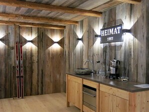 Täysikokoinen jääkaappi, mikroaaltouuni, uuni, liesi