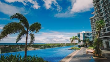 2 outdoor pools