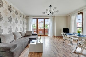 Leilighet, 1 soverom, balkong (4 adults) | Oppholdsrom | Flatskjerm-TV