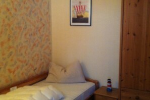 Twin Room, Shared Bathroom | Iron/ironing board - Jugendgästehaus Westkap Wangerooge (Wangerooge)