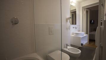 Un baño moderno con bañera, inodoro y bidé.