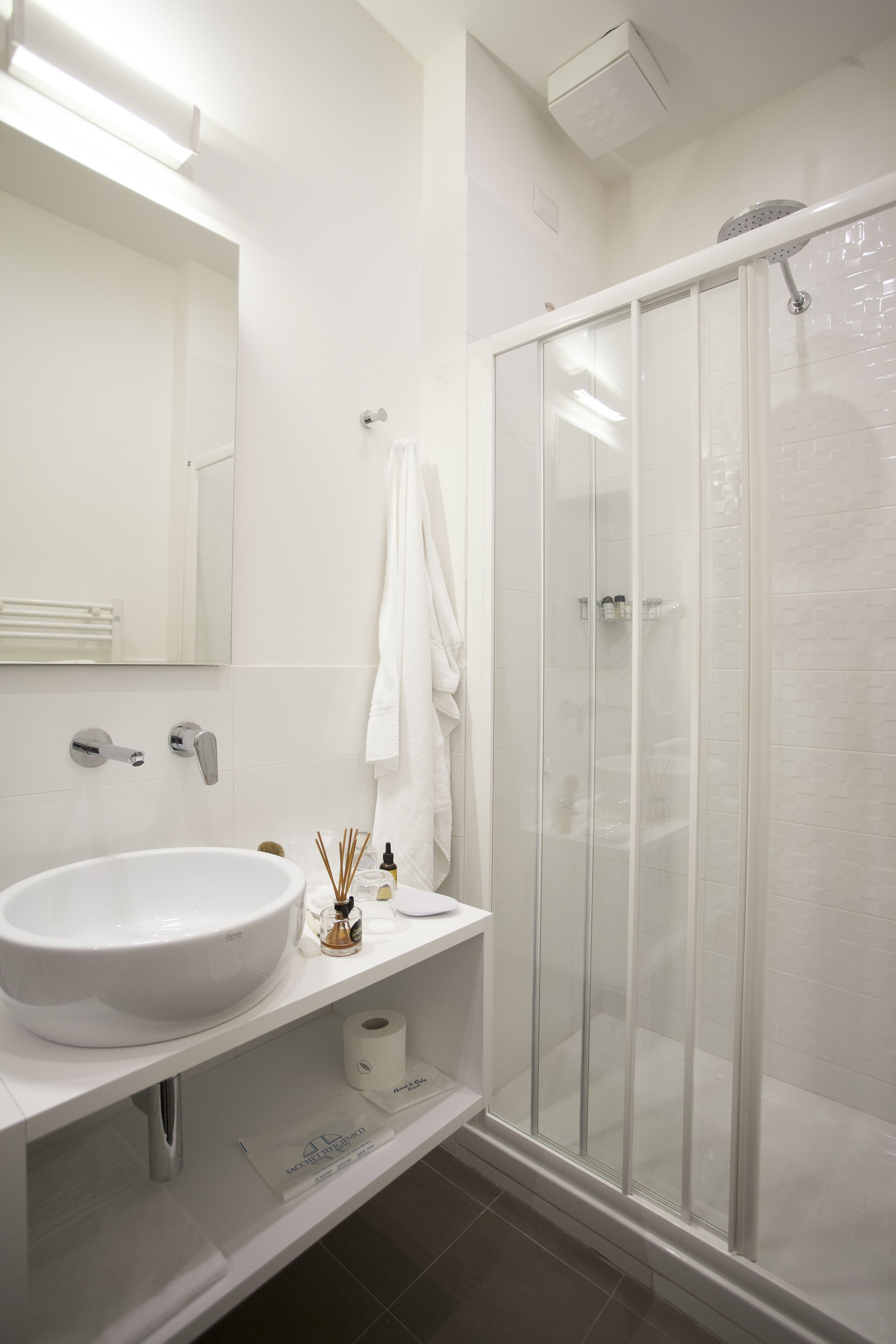 standard double room | bathroom | shower, free toiletries, hair dryer, bidet