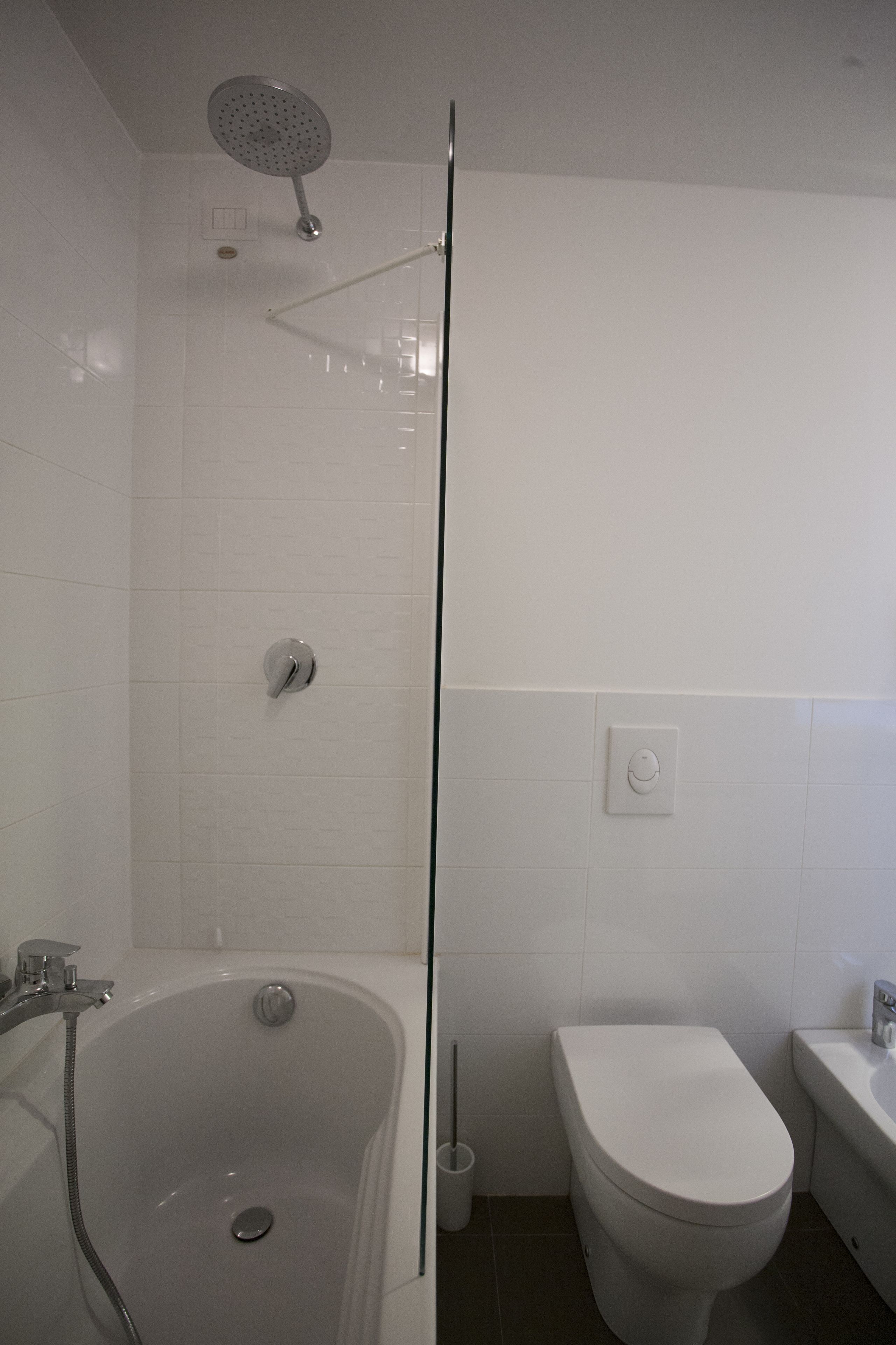 Une salle de bain équipée d’une baignoire, de toilettes et d’une douche.