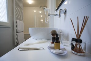 Twin kamer | Badkamer | Een douche, gratis toiletartikelen, een haardroger, een bidet
