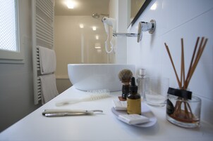 Quarto duplo | Banheiro | Chuveiro, produtos de toalete grátis, secador de cabelo, bidê