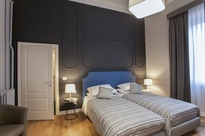 Minibar, caja de seguridad en la habitación y escritorio 
