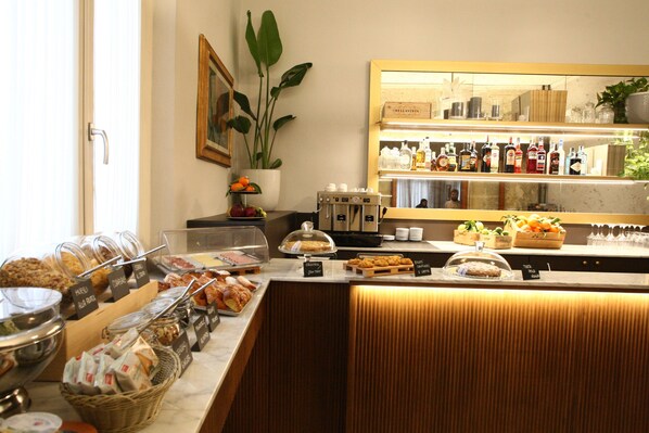 Desayuno buffet (EUR 12 por persona) 