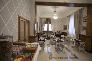 Dagelijks ontbijtbuffet (EUR 8 per persoon)