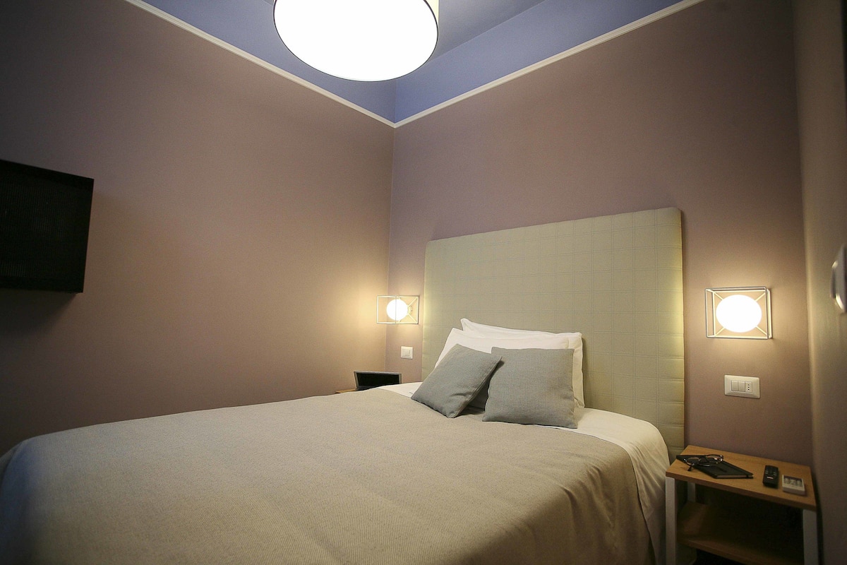 Kamar Single Standar | Minibar, brankas, meja kerja, dan tirai kedap cahaya