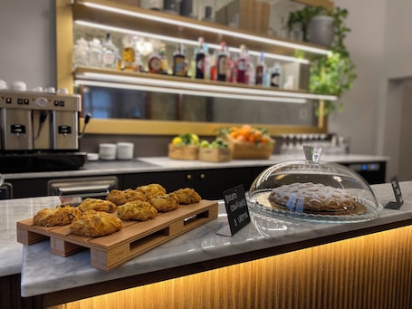 Daily buffet breakfast for a fee. Hotel Il Sole