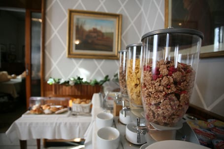 Desayuno buffet diario (EUR 8 por persona)