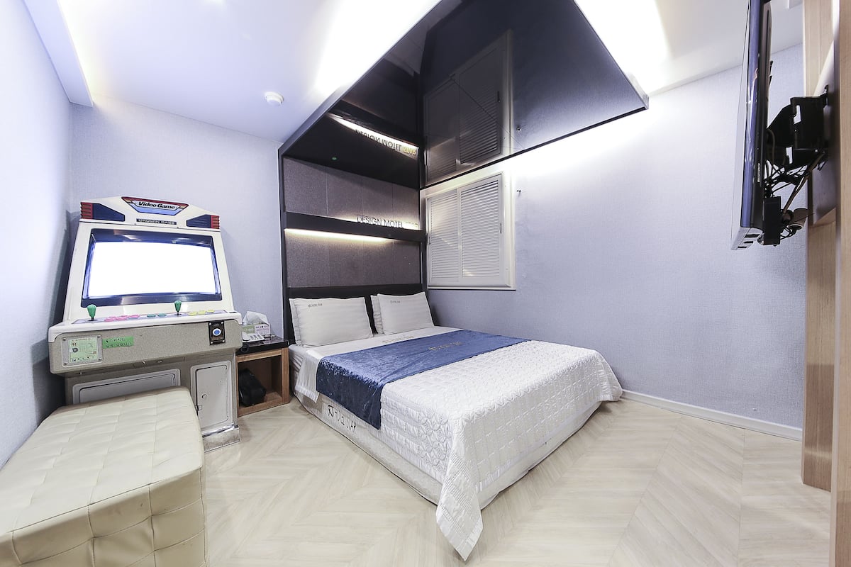 Deluxe Room (1 King-size Mattress) | Desk, free WiFi, bed sheets
