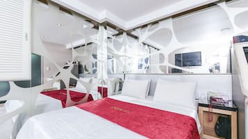 デラックス ルーム (1 King-size Mattress) | デスク、WiFi (無料)、ベッドシーツ