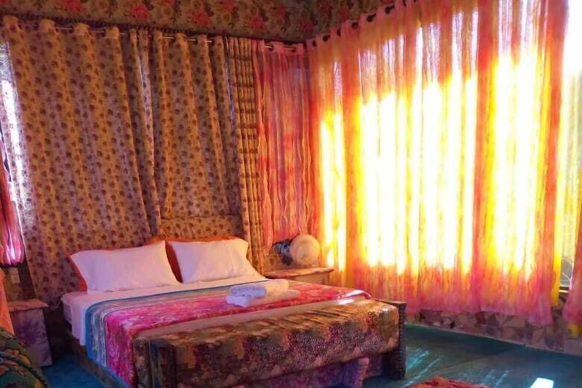 Une pièce comprenant un lit, un canapé et un tapis à motifs.