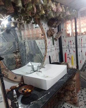 Family Triple Room, 1 Bedroom | Bathroom | Shower, rainfall showerhead, free toiletries, slippers - Maison D'Hotes Ait Bou Izryanne (Timoulilt)