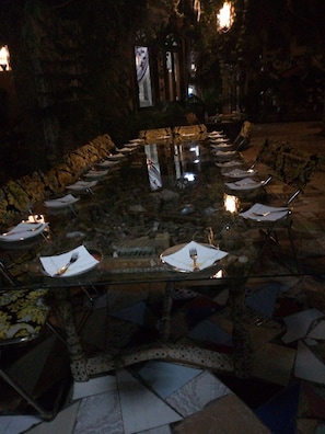 Breakfast, lunch, dinner served; local and international cuisine
