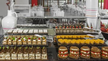 2 restaurants, spécialités Cuisine internationale