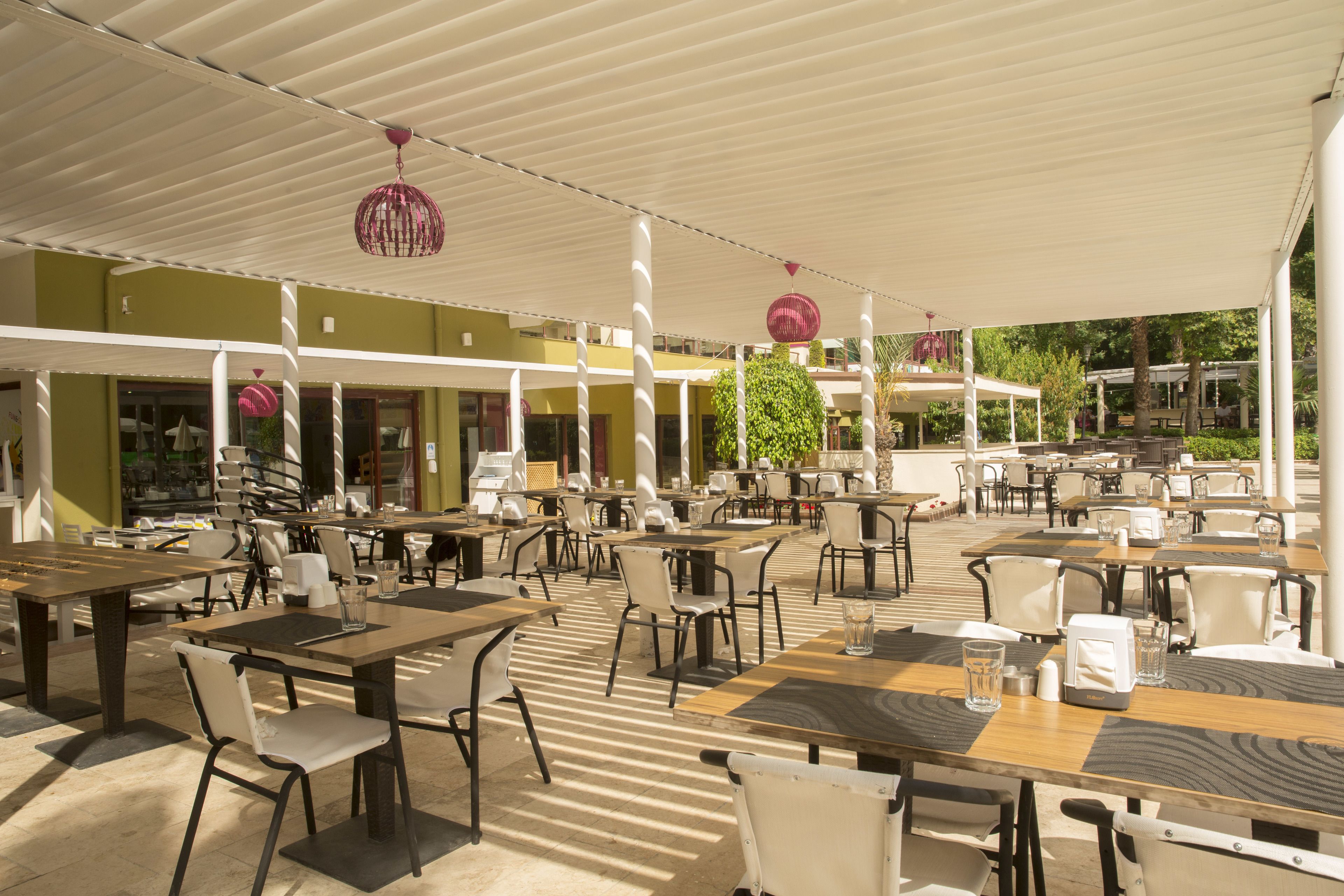 2 restaurantes: opção de café da manhã, almoço e jantar