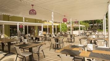 2 restaurantes: opção de café da manhã, almoço e jantar