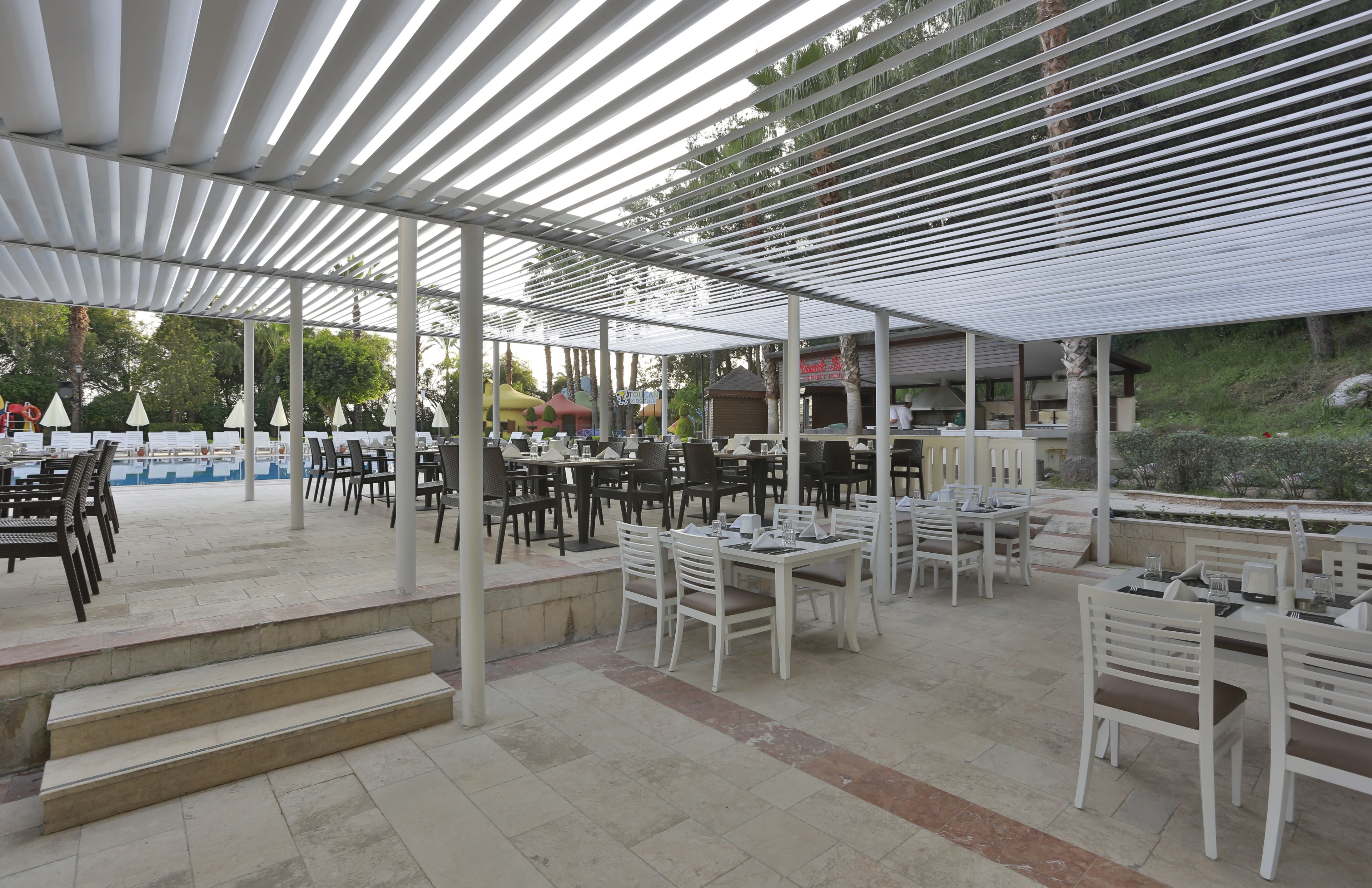 2 restaurants; breakfast, lunch and dinner served 