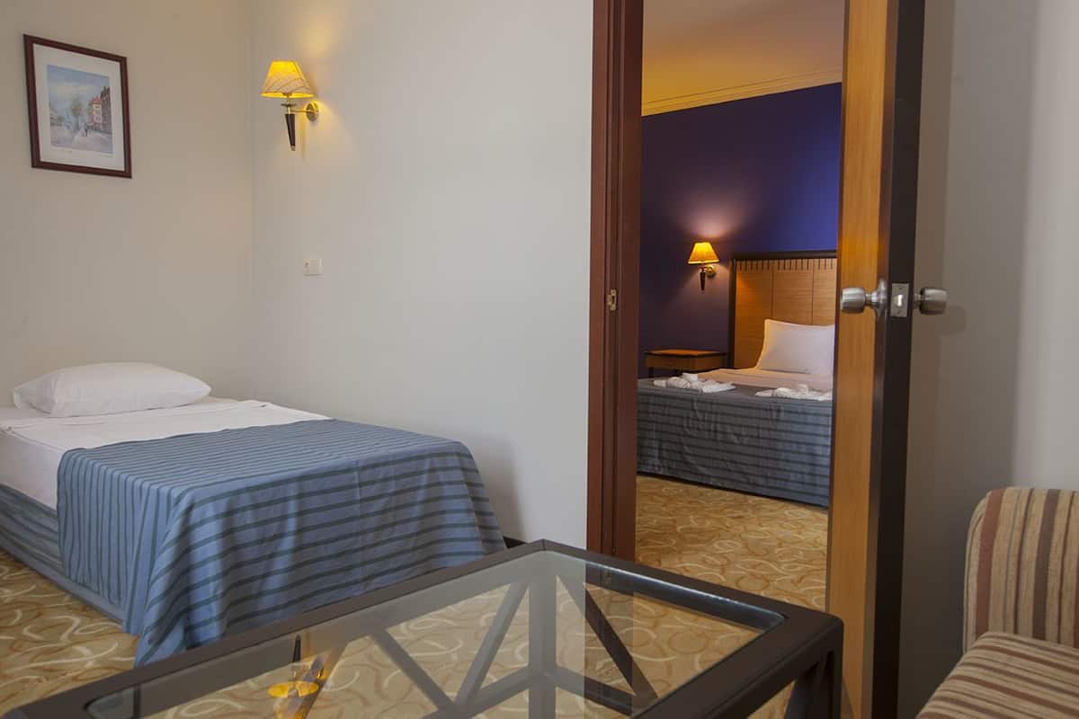 Family Room, 2 Bedrooms, Sea View | Peralatan tempat tidur premium, bar mini percuma, peti besi dalam bilik
