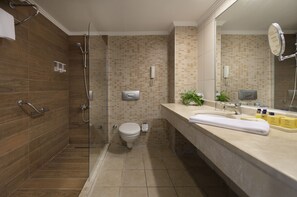 Bathtub besar, pancuran hujan,  dan perlengkapan mandi gratis