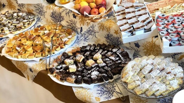 A buffet table with various desserts and fruits. - Be Hotel Rimini (Rimini)
